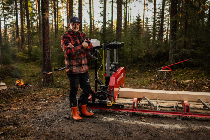 Skogsverkets bandsågverk XR23 står på marken i skogen och redo att såga stockar.